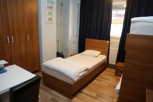 Voodi või voodid majutusasutuse Moon Hostel toas