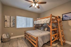 ein Schlafzimmer mit Etagenbett und Deckenventilator in der Unterkunft Modern Cabin in the Woods - 10 Miles to Flagstaff! in Mountainaire