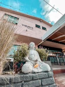 uma estátua de um urso de peluche sentado em frente a um edifício em VIAJERO Posada & Hostel Punta del este em Punta del Este