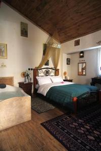 ein Schlafzimmer mit einem großen Bett in einem Zimmer in der Unterkunft Chateaux Constantin Agistro in Ángistron