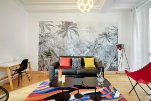 uma sala de estar com um sofá e uma mesa em 123paris city em Paris