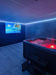 TV a/nebo společenská místnost v ubytování Short Stopzzz & Indoor Hot Tub