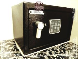 une petite boîte noire avec une clé et un calculateur dans l'établissement Alloggio Turistico Giulietta e ROMEO Intero Appartamento Centro Villafranca di Verona, Zimmer, Holiday Rooms, à Villafranca di Verona