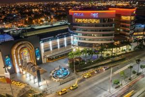 una vista aérea de un edificio por la noche en Dpto En GARZOTA a 5 Mnts del Aeropuerto, en Guayaquil