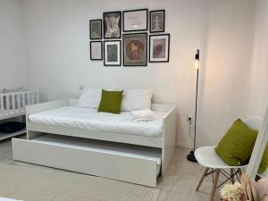 una camera da letto con un letto bianco e una sedia di MiMo da Sé a Bragança
