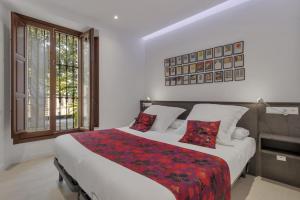 a bedroom with a large bed with a red blanket at Hotel Ronda Nuevo in Ronda