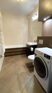 熱舒夫的住宿－5th Floor Apartment，一间带卫生间和洗衣机的浴室