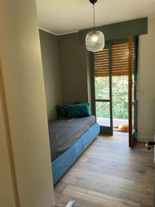 ein Schlafzimmer mit einem Bett in einem Zimmer mit einem Fenster in der Unterkunft La Casetta di Bice al Villair di Morgex in Morgex