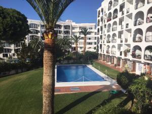 Bazén v ubytovaní Edificio Verdemar - Stunning 1 bed apartment with pool & sea views alebo v jeho blízkosti