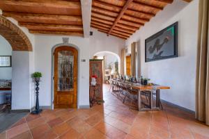 sala de estar con mesa y comedor en Villa Maria - in the hills above Florence, en Castiglione