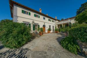 een uitzicht op een huis met een oprit bij Villa Maria - in the hills above Florence in Castiglione