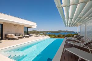 un'immagine di una piscina in una casa di Konstanca & Sara Villas a Jezera