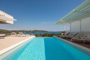 una piscina con vista sull'oceano da una casa di Konstanca & Sara Villas a Jezera