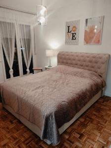 ein Schlafzimmer mit einem großen Bett in einem Zimmer in der Unterkunft FRIENDLY HOME in Tuzla