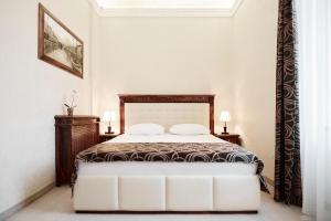 sypialnia z dużym łóżkiem i 2 szafkami nocnymi w obiekcie Hotel Villa Schubert w mieście Ičići