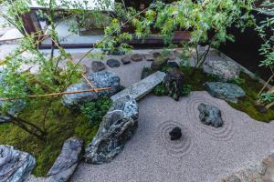 Ein Garten an der Unterkunft Castle Town Contemporary Ryokan 天籟 - TENRAI -