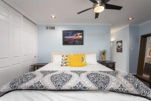 1 dormitorio con 1 cama con ventilador de techo negro en Casa Del Mar home, en Scottsdale