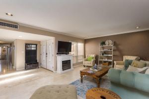sala de estar con sofá y chimenea en Casa Del Mar home, en Scottsdale
