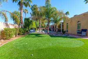 una pelota de golf en un verde con palmeras en Casa Del Mar home, en Scottsdale