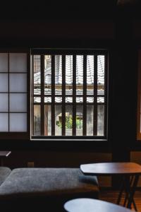 Ein Bett oder Betten in einem Zimmer der Unterkunft Castle Town Contemporary Ryokan 天籟 - TENRAI -