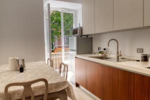 a kitchen with a sink and a table with chairs at Da Jo! in Chiavari