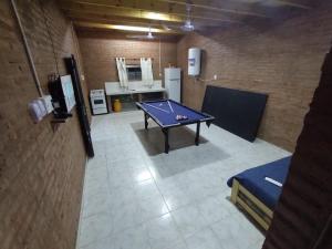 una habitación con una mesa de ping pong. en Finca La Huella II en Santiago del Estero