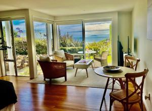 uma sala de estar com vista para o oceano em Watermark Apartments em Oneroa