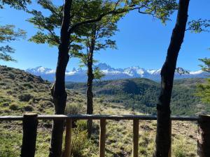 uma vista do alpendre de uma casa com montanhas ao fundo em Refugio con la Mejor Vista de la Patagonia Chilena em Villa Cerro Castillo