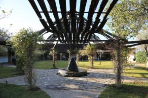 uma grande escultura no meio de um parque em Ardea Purpurea em Villamanrique de la Condesa