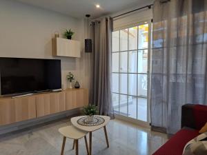 A television and/or entertainment centre at Encantador apartamento residencial con piscina