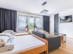 un salon avec un canapé et une table et un canapé dans l'établissement Willa Ewka, à Kościelisko