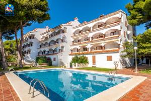 阿爾考斯布里的住宿－Apartamentos Mallorca Casa Azahar，大楼前设有游泳池的酒店