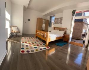 - une chambre avec un lit et un tapis au sol dans l'établissement Old Town View Apartment, à Édimbourg