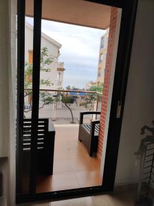 eine Tür zu einem Balkon mit Meerblick in der Unterkunft Apartamento Galea in Santa Pola