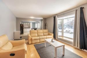 sala de estar con sofá y mesa en NN - The Woodland - Yellowknife 3-bed 1-bath, en Yellowknife