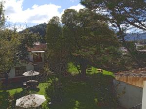 une vue de la cour d'une maison dans l'établissement La Casa Del Rio - Cozy Rooms and Coworking, à San Cristóbal de Las Casas