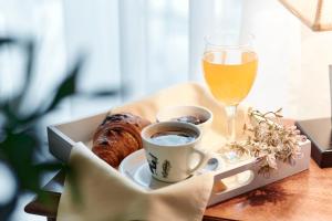 - un plateau avec une tasse de café et un verre de vin dans l'établissement Hotel Villa Schubert, à Ičići