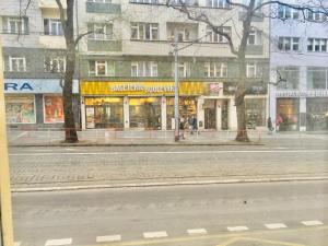 een lege straat voor een gebouw bij Hotelflat in square Praha 2 in Praag