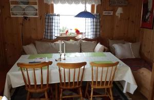 une table à manger avec deux chaises et un tissu de table blanc dans l'établissement Rekdal, à Vestnes