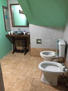 y baño con aseo, lavabo y espejo. en Patio olmos en Trapiche