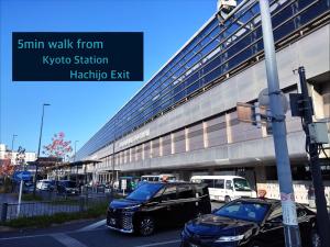 una calle con coches estacionados frente a un edificio en GLANZ KEI Kyoto Station, en Kioto