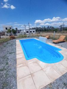 una piscina en un patio con una casa en La Retoña en Cerrillos