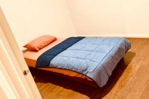 een bed in een kleine kamer met bij Charming 4 bedrooms house in Truganina /Williams Landing in Laverton