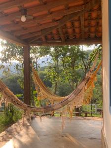 una hamaca colgada de un porche con vistas en Sítio Santa Rita, en Prados