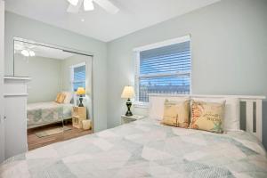 ein Schlafzimmer mit einem großen Bett und einem Fenster in der Unterkunft 306 Coral Sands in Fernandina Beach