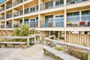 un edificio con bancos frente a un edificio en 306 Coral Sands, en Fernandina Beach