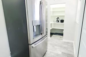 um frigorífico num quarto com uma cozinha em Vacation Home Minutes From Downtown, Great For Families em Ogden