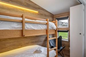 1 dormitorio con literas en una casa pequeña en Magic Mountain, en Dinner Plain