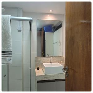 uma casa de banho com um lavatório e um espelho em BRISA DE CARAPIBUS em Conde