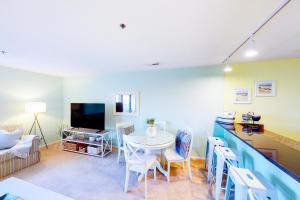 eine Küche und ein Wohnzimmer mit einem Tisch und Stühlen in der Unterkunft Playa Rana 312 in Virginia Beach